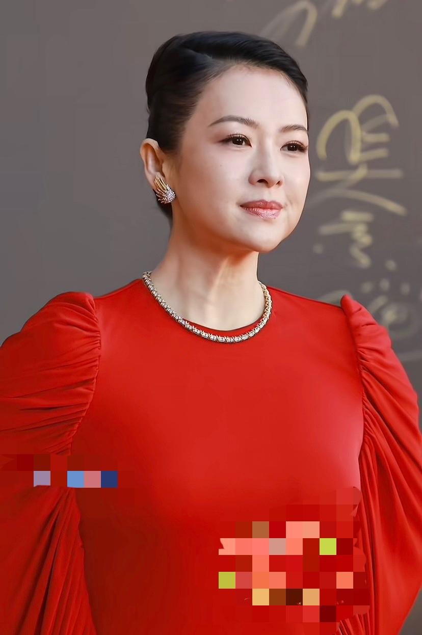 才一年的时间，章子怡好像老了十岁。
不知道是不是胖了的原因。
脸看起来有点肿胀，