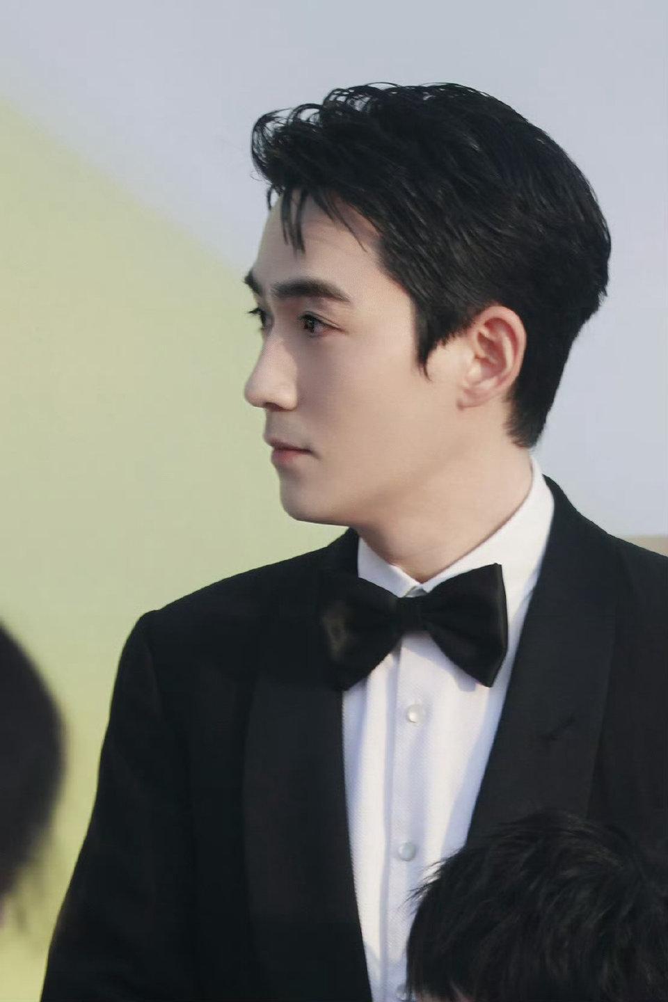 这张图是黑子锐化过的黑图，友友你没看出，朱一龙可不是这张恶意被p丑的脸。他本人特