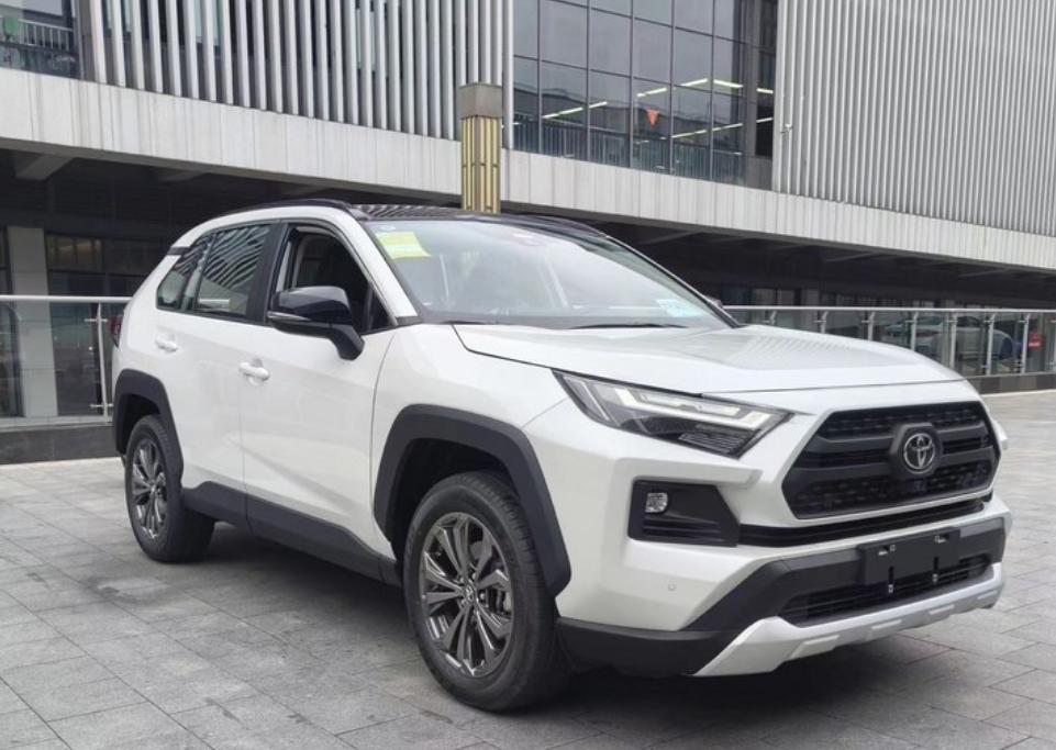 丰田RAV4荣放都下探到13万多点了，值得入手了吗？
我们都知道，现在的汽车市场