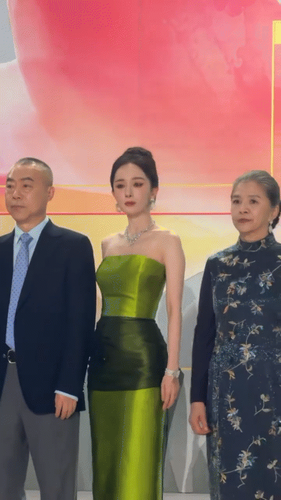 白玉兰内场《生万物》合照的时候，邢菲跑到了前面和剧中姐姐杨幂合影 