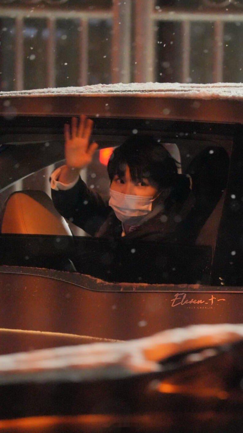 周深初雪路透 看路透都能感受到那份满满的仪式感！周深在雪中奔赴春晚彩排的身影，就