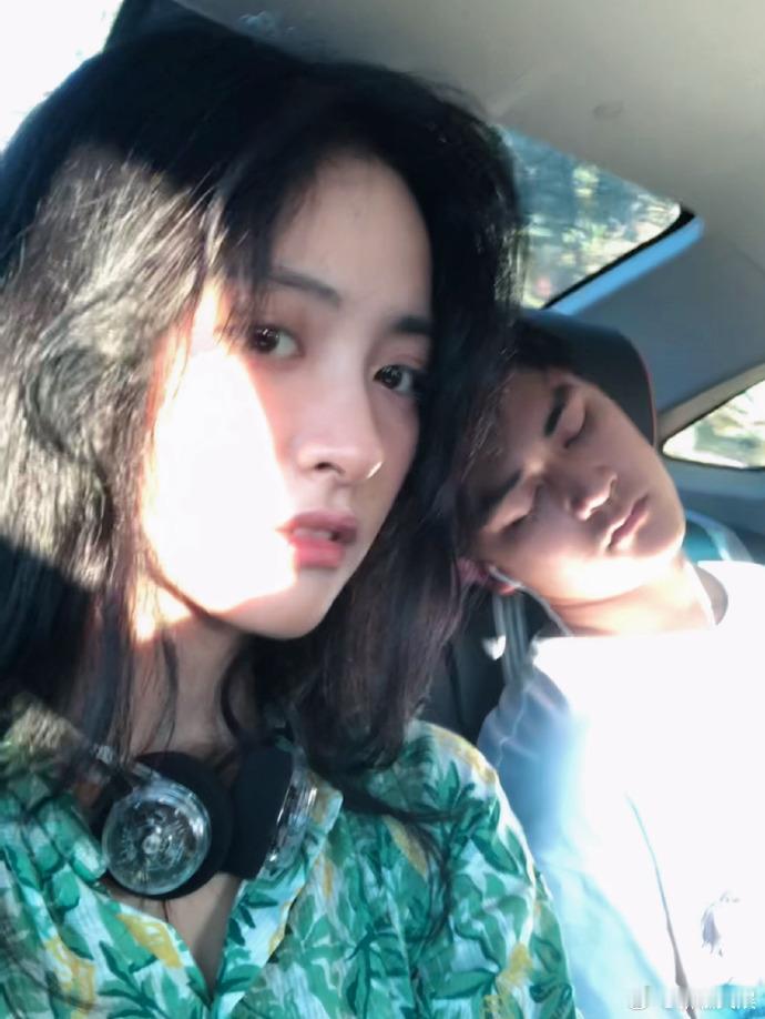 #沈月和弟弟阳光侧颜##沈月镜头下的弟弟# 沈月的镜头有独特的魅力，弟弟的阳光侧