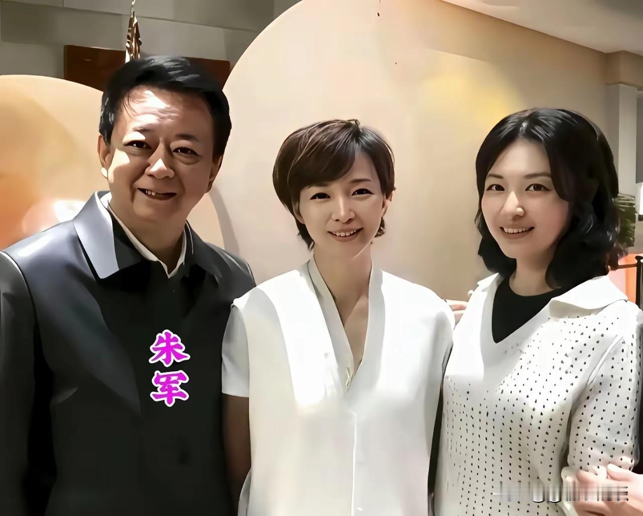 重温经典央视旧照，画面里三位老牌主持人同框。
中间男士正是朱军，左右两位女主持风