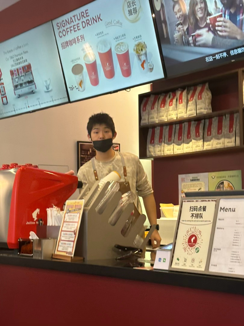 北京长得跟男模一样的男孩，竟然做咖啡。总感觉人才浪费了 