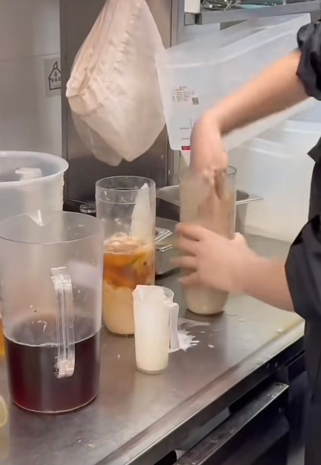 霸王茶姬辞退涉事店员辞退的没毛病身穿霸王茶姬的制服你代表的就是整个品牌的形象但事