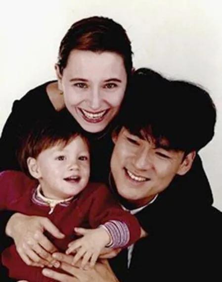 1986年，周华健对康粹兰说：“明天咱就去登记结婚。”没想到第二天发生了一件事，