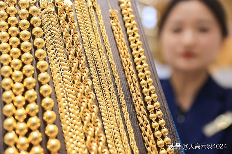 黄金到底是谁在买谁在卖 黄金市场里，到底谁在买谁在卖呢？买黄金的主体不少。央行会