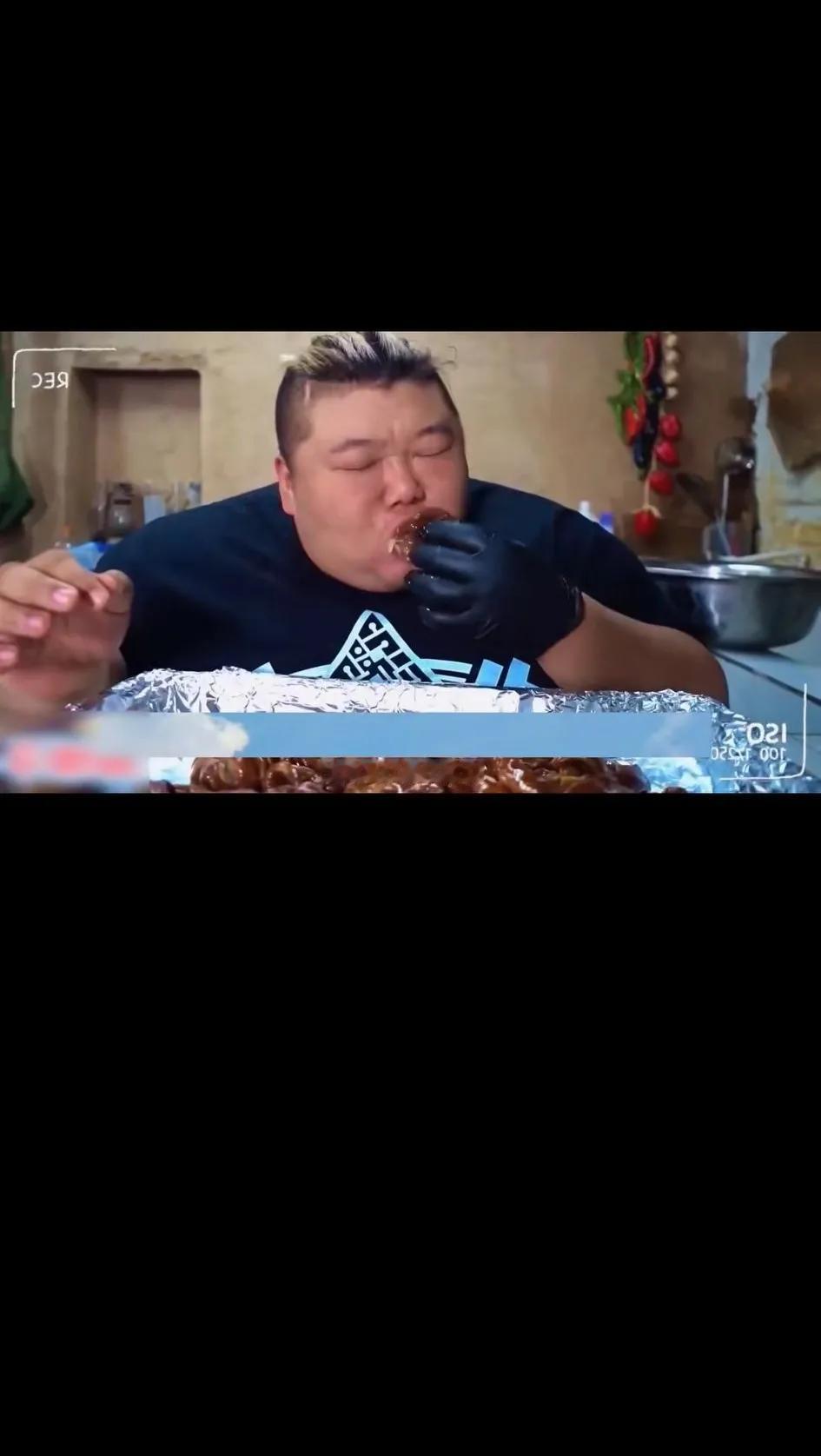 在抖音上经常看到这哥们直播吃东西！他本来已经很胖了，走路都喘粗气，看着都累！还疯