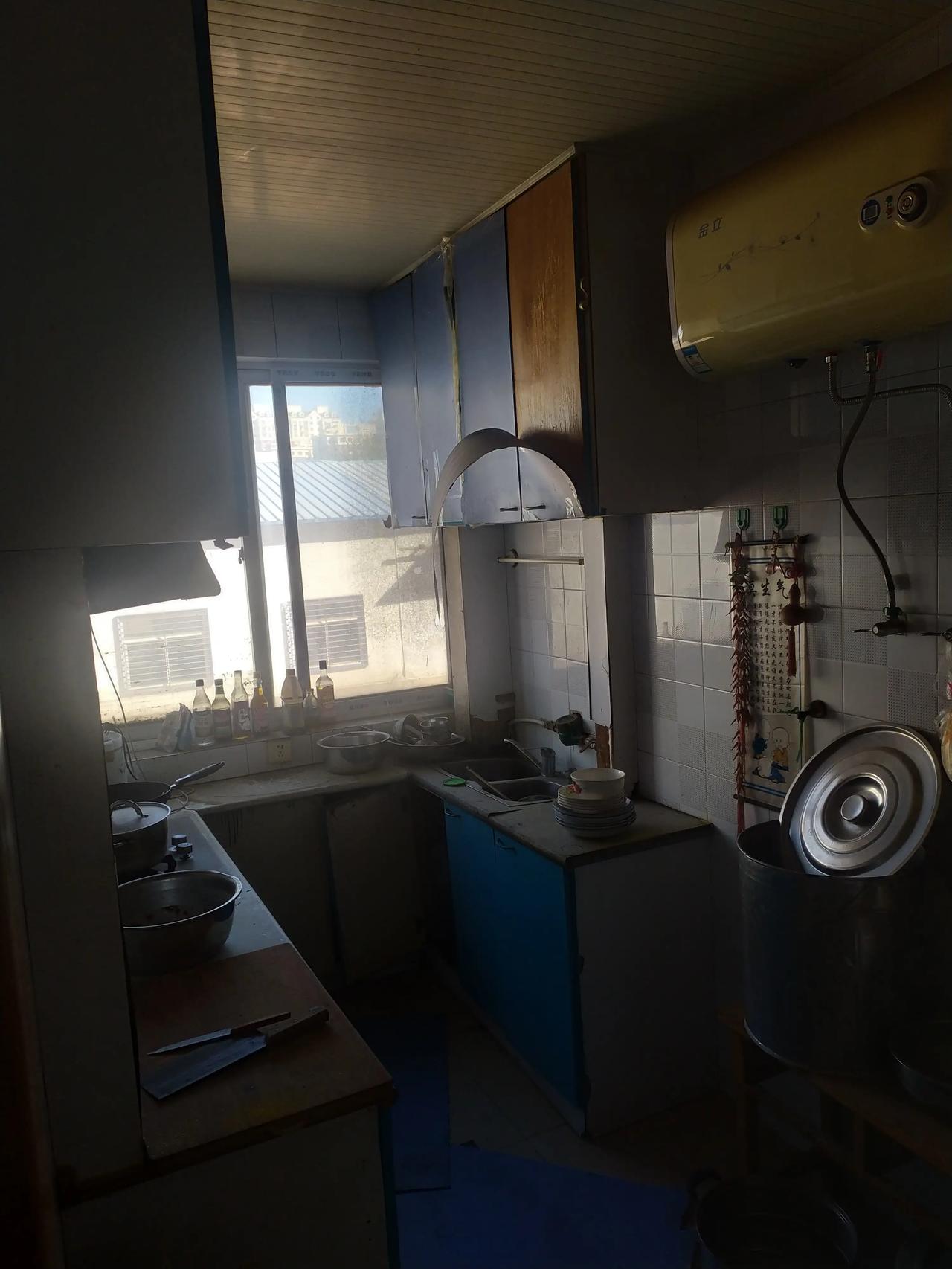 五年没回去住的家，已经出现装修脱落的情况。
明天问问装修的朋友，是否可以修复一下