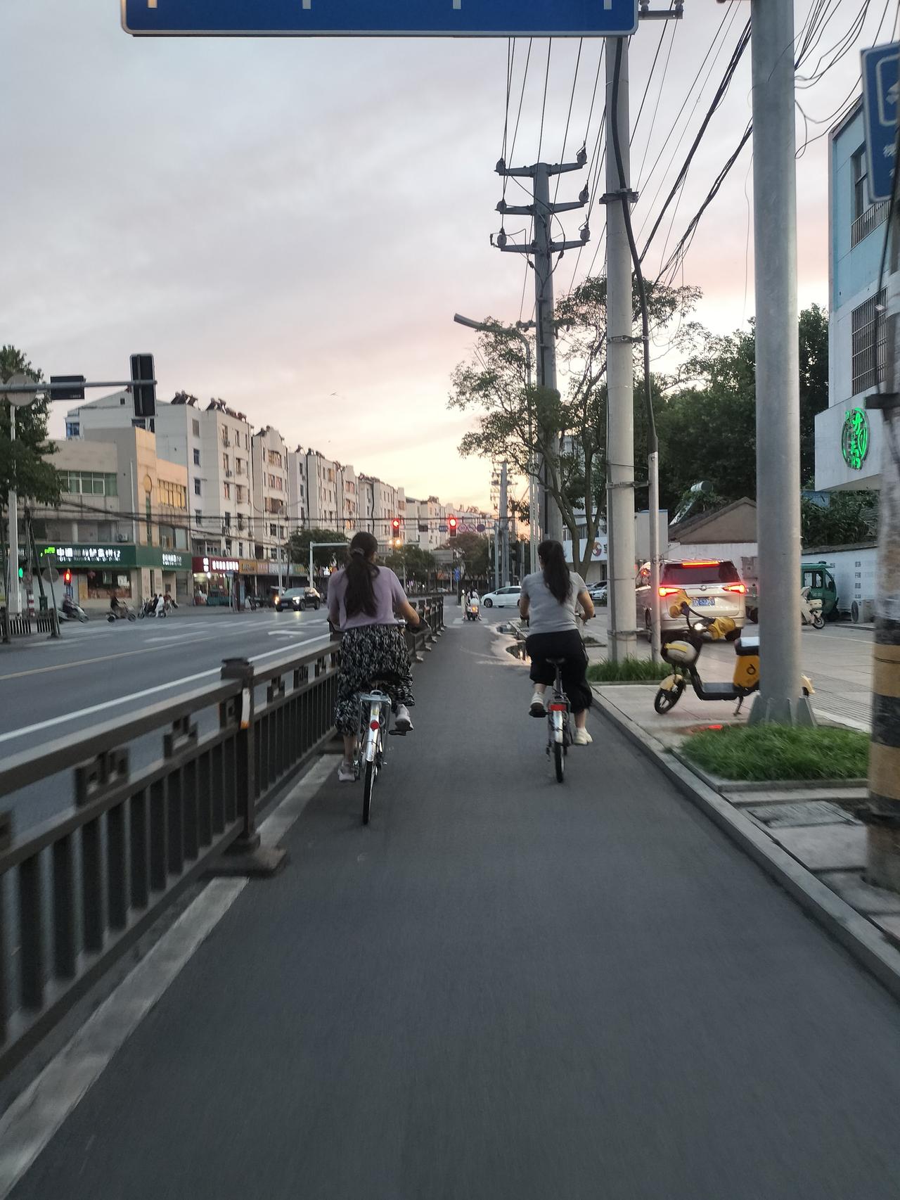 宝应建城历史众说纷纭，学界有唐城遗存、南宋始筑两种说法。如今可见的史料证实，南宋