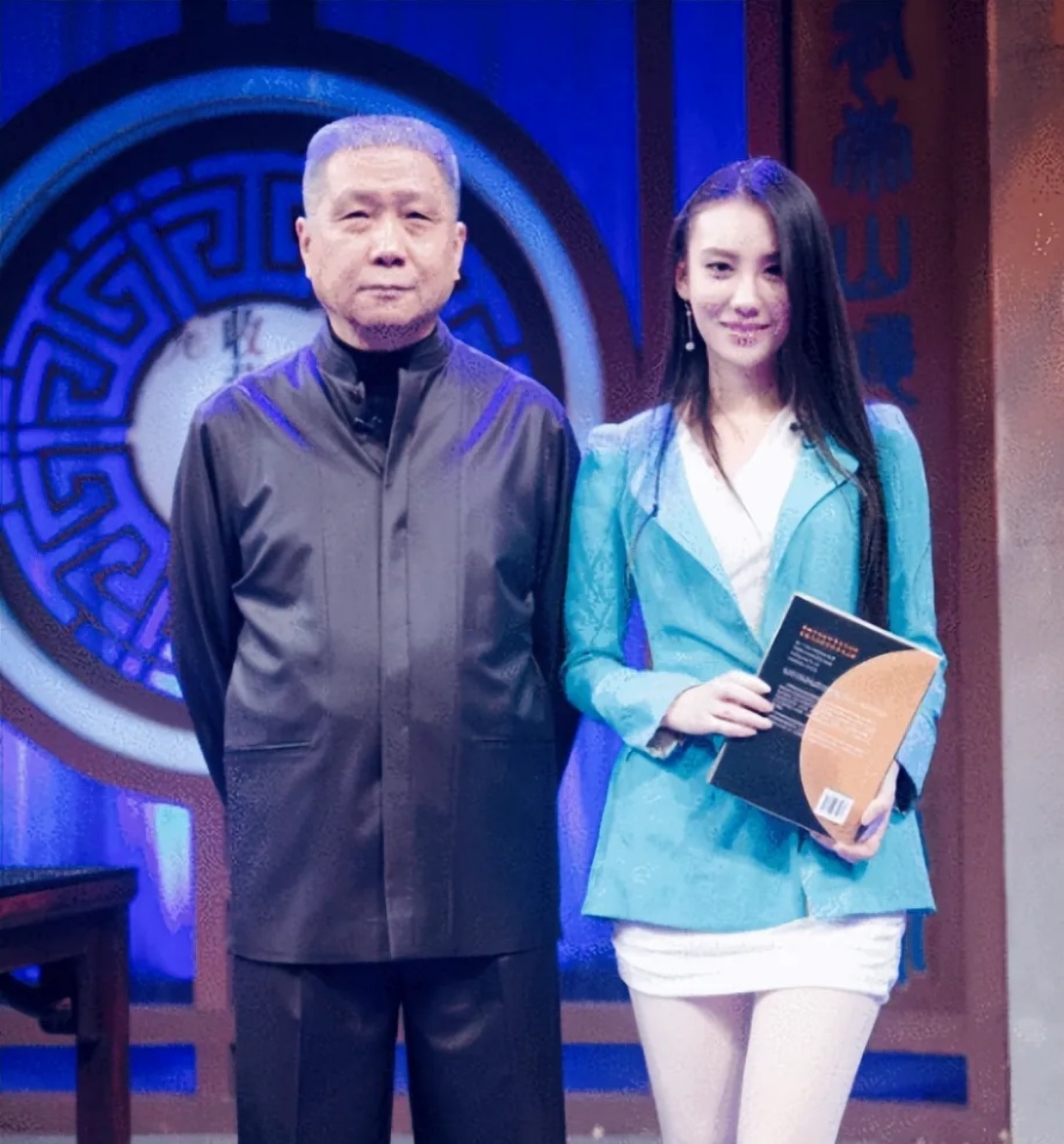 马未都曾在节目中爆 料：“贵圈有个女明星交了个小男友，给了他1000万开餐厅！谁