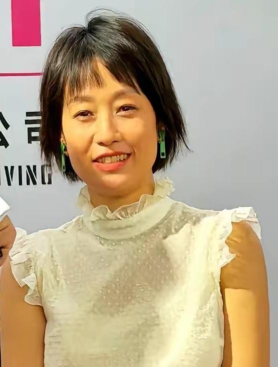 马伊琍这发型，这衣服，这笑容，怎么感觉不在状态，情感的伤，这么多年了，似乎还没有