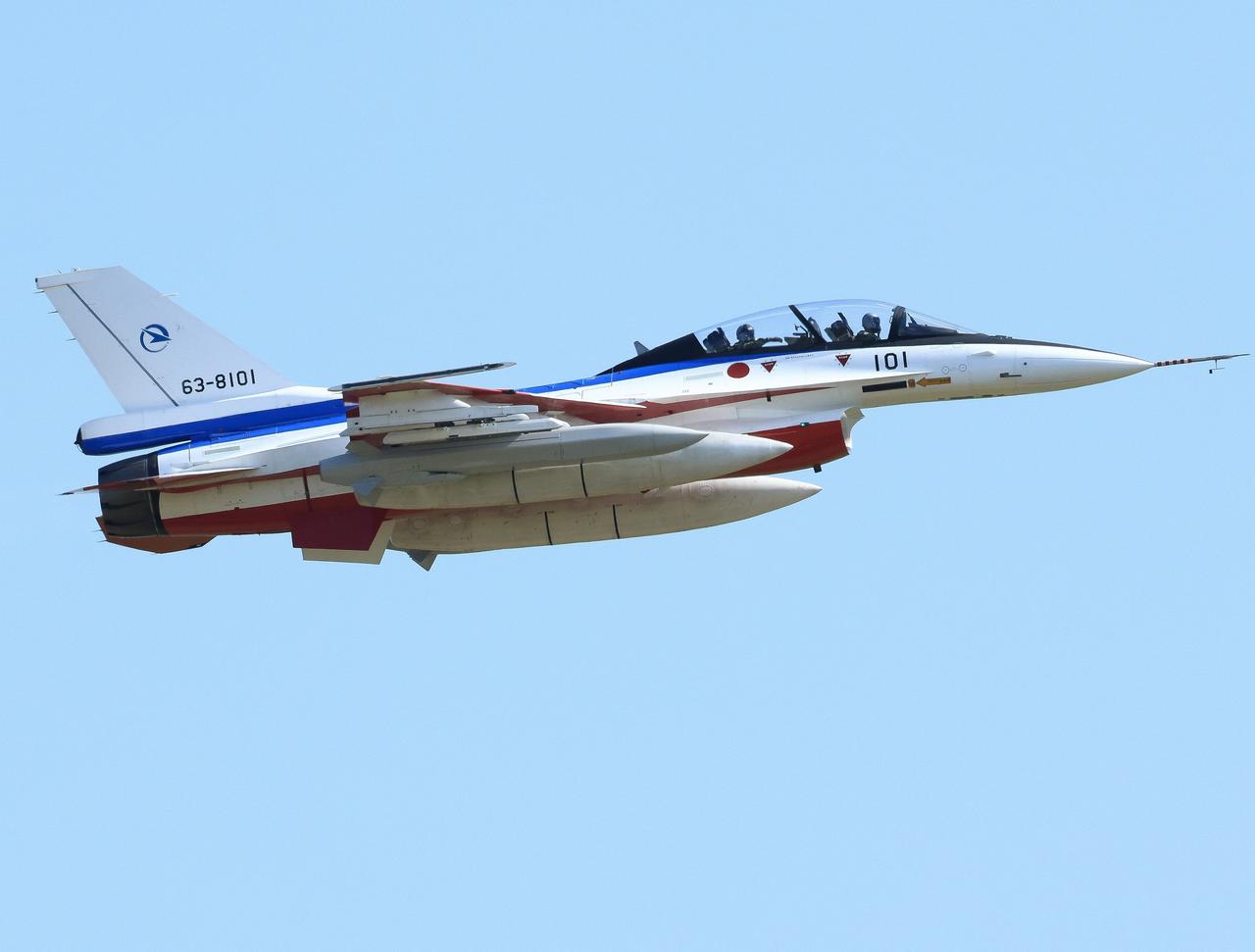 日本航空自卫队的F-2B战斗机进行新型空地导弹的飞行测试。从导弹外形和尺寸来看，