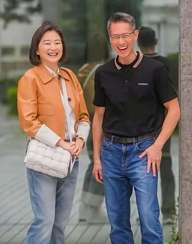 林青霞与粉丝合影照
实在是太美了，太接地气了，一点也没有明星架子，反而更加多添几