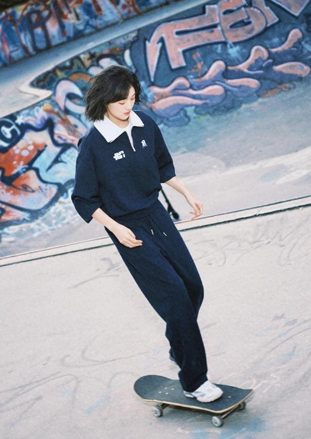 孙千米兰美拍，身穿黑色运动套装，打篮球玩滑板，青春洋溢