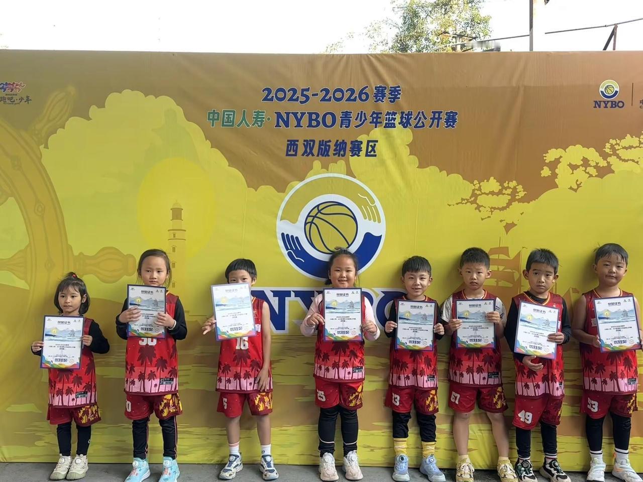 化了妆的篮球教练。开年第一天，因为举办比赛有很多地州的教练员和球员一起交流比赛，