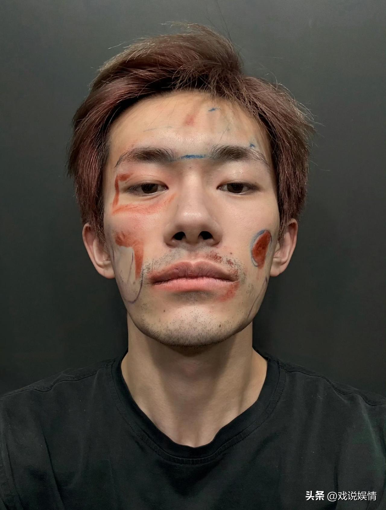 没有美颜、滤镜和妆容，顶流也只是普通人！
图一是4月1日易烊千玺工作室的晒照。这