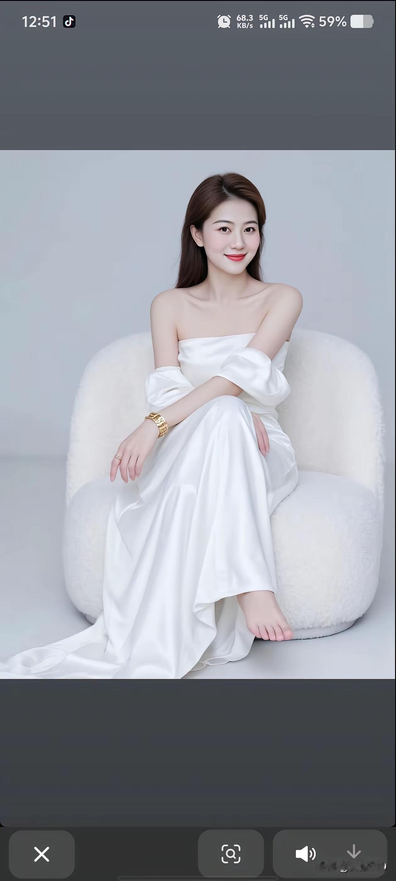 优雅白裙，清新自然，甜美笑容，气质动人