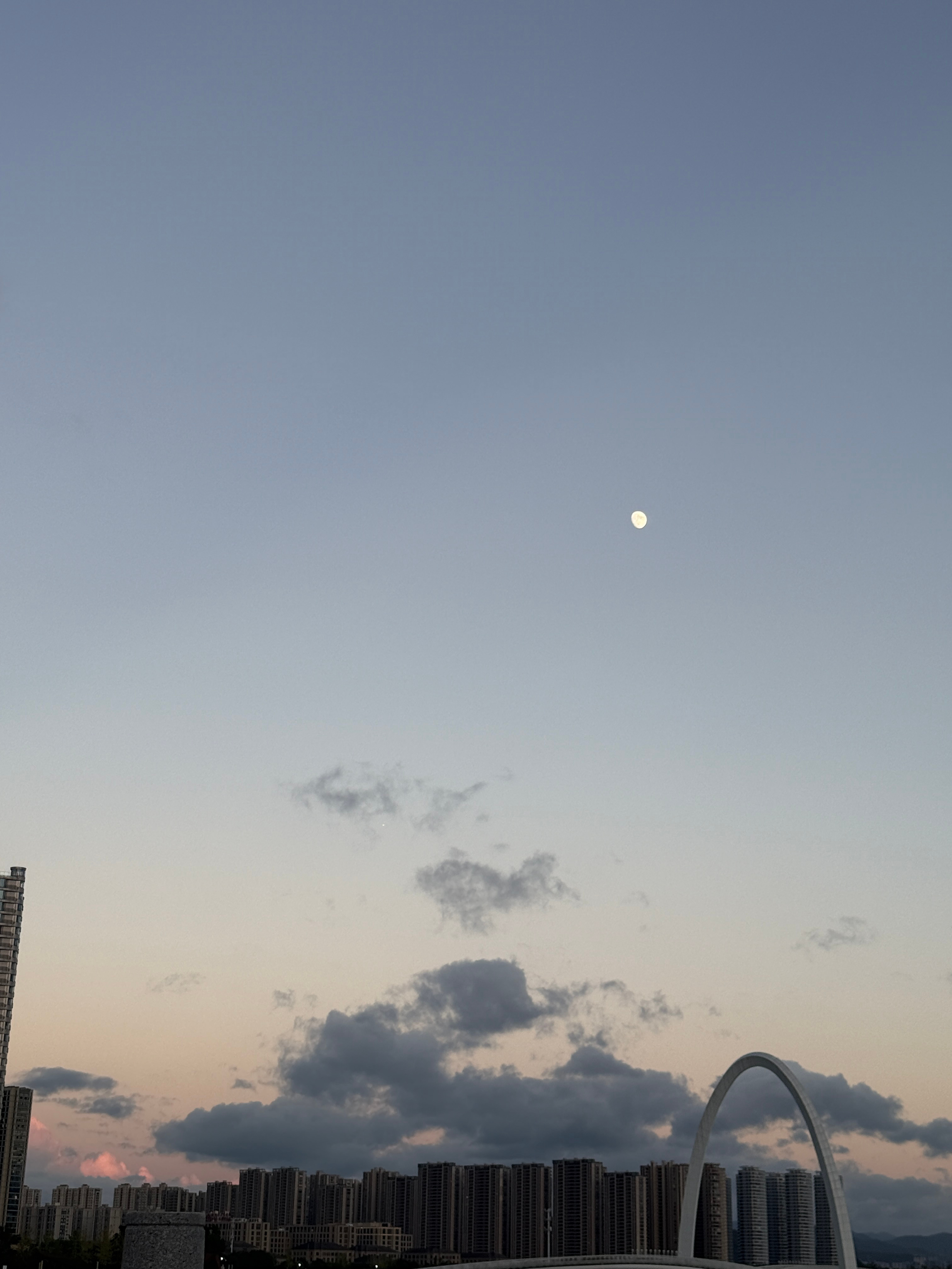 今天的月亮也早早挂起🌝 