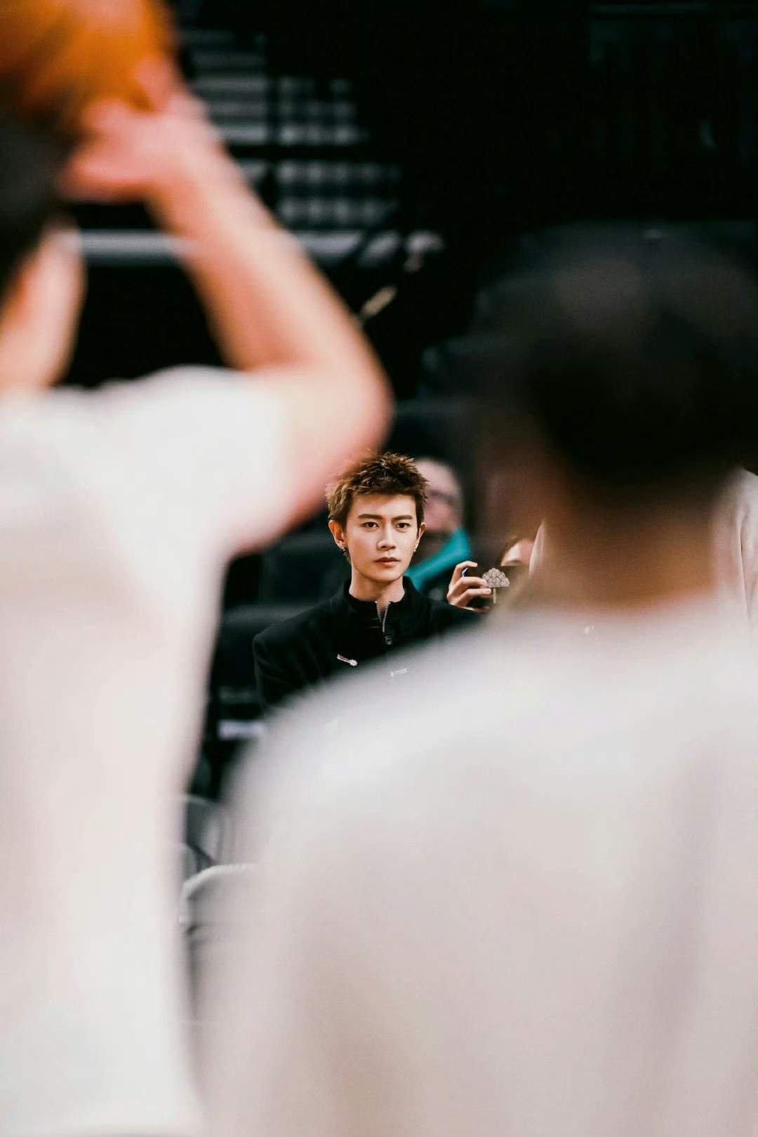 杨瀚森 新鲜国超好帅啊！任嘉伦飞波特兰看老乡杨瀚森比赛去了！收获 开拓者专属RE