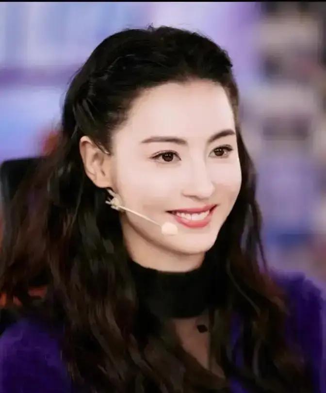 宁静当众说张柏芝儿子是“赔钱货”时，所有人都愣了。
 
张柏芝没黑脸，只回了句：