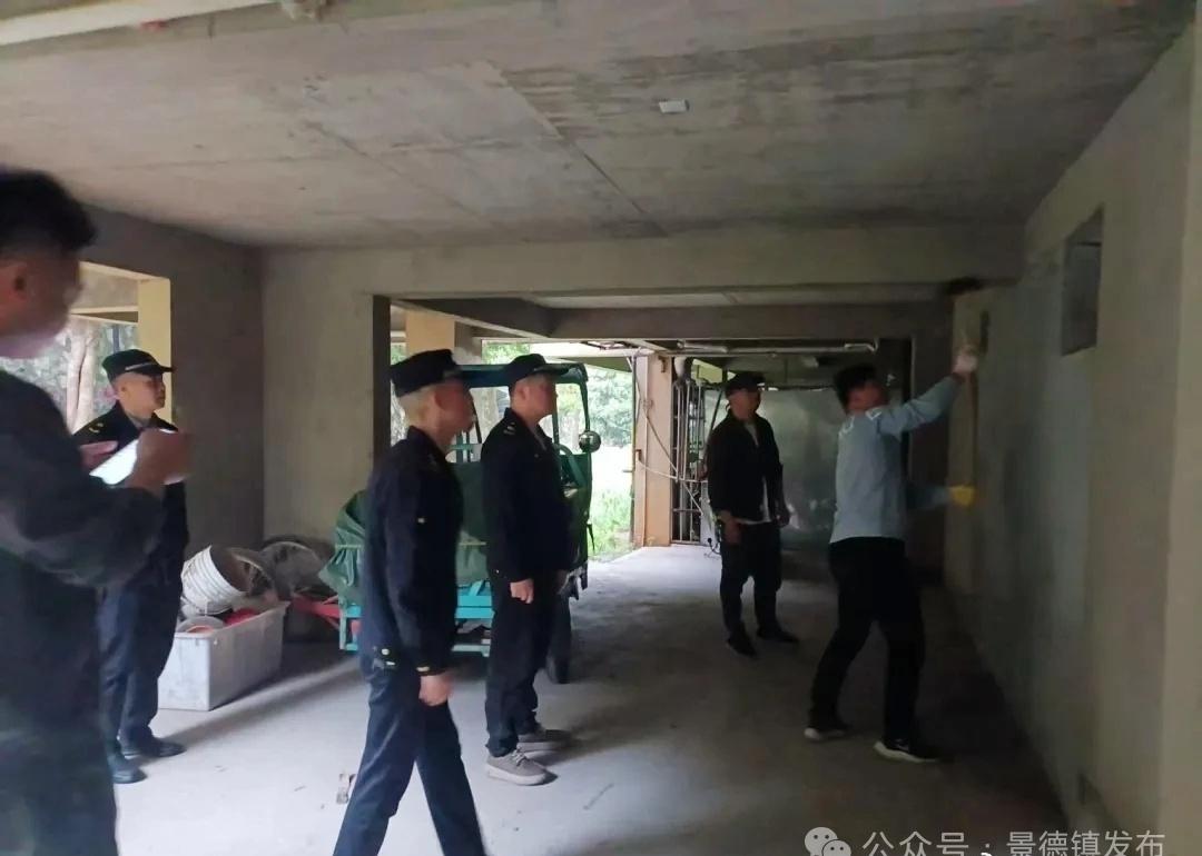 近日，局二中队接到昌南国际小区居民反映，该小区架空层内存在私接墙体、违规改建杂物