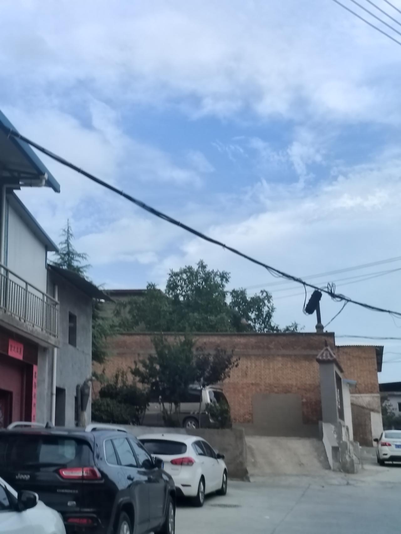 ​
2. 老街的风轻轻吹过，孩童嬉闹，岁月安然，藏着简简单单的幸福。