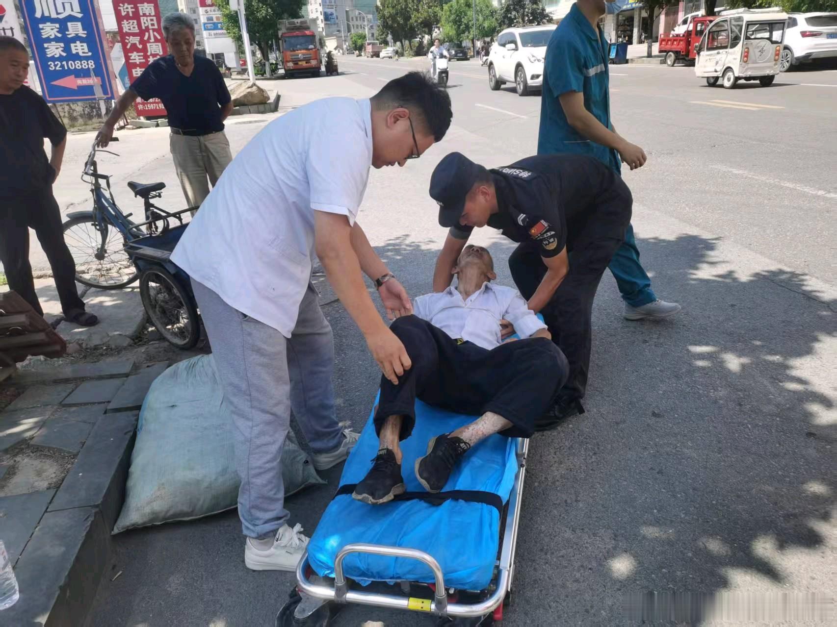 房县 点赞！酷暑老人街头不慎摔倒 房县辅警快速施救暖人心十堰爆料 房县新闻网讯 