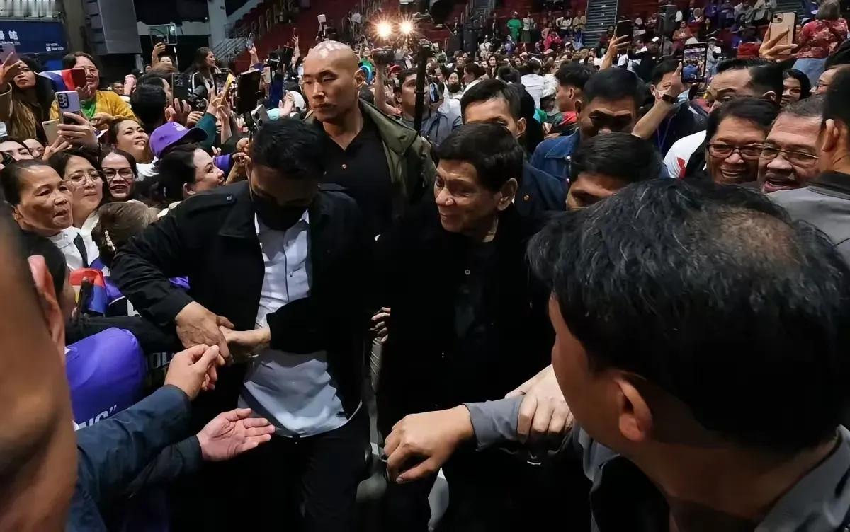 杜特尔特女儿发声明香港的一幕传回菲律宾成了马科斯下决心的最后一根稻草，当天除了在