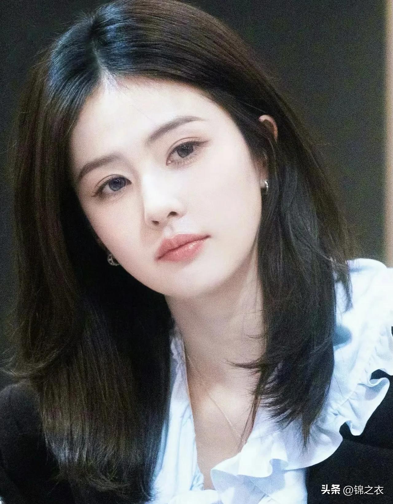 白鹿的性格搞笑活泼情商大大咧咧的，很多时候都在照顾别人情绪，我想这可是要心思细腻