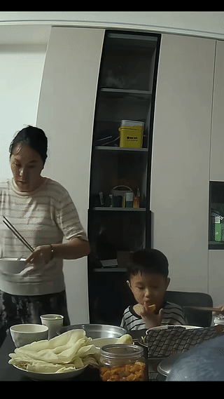 端菜不小心烫到孩子？
这样粗心的家长真是让人很无语！
小孩子细皮嫩肉最怕烫伤。