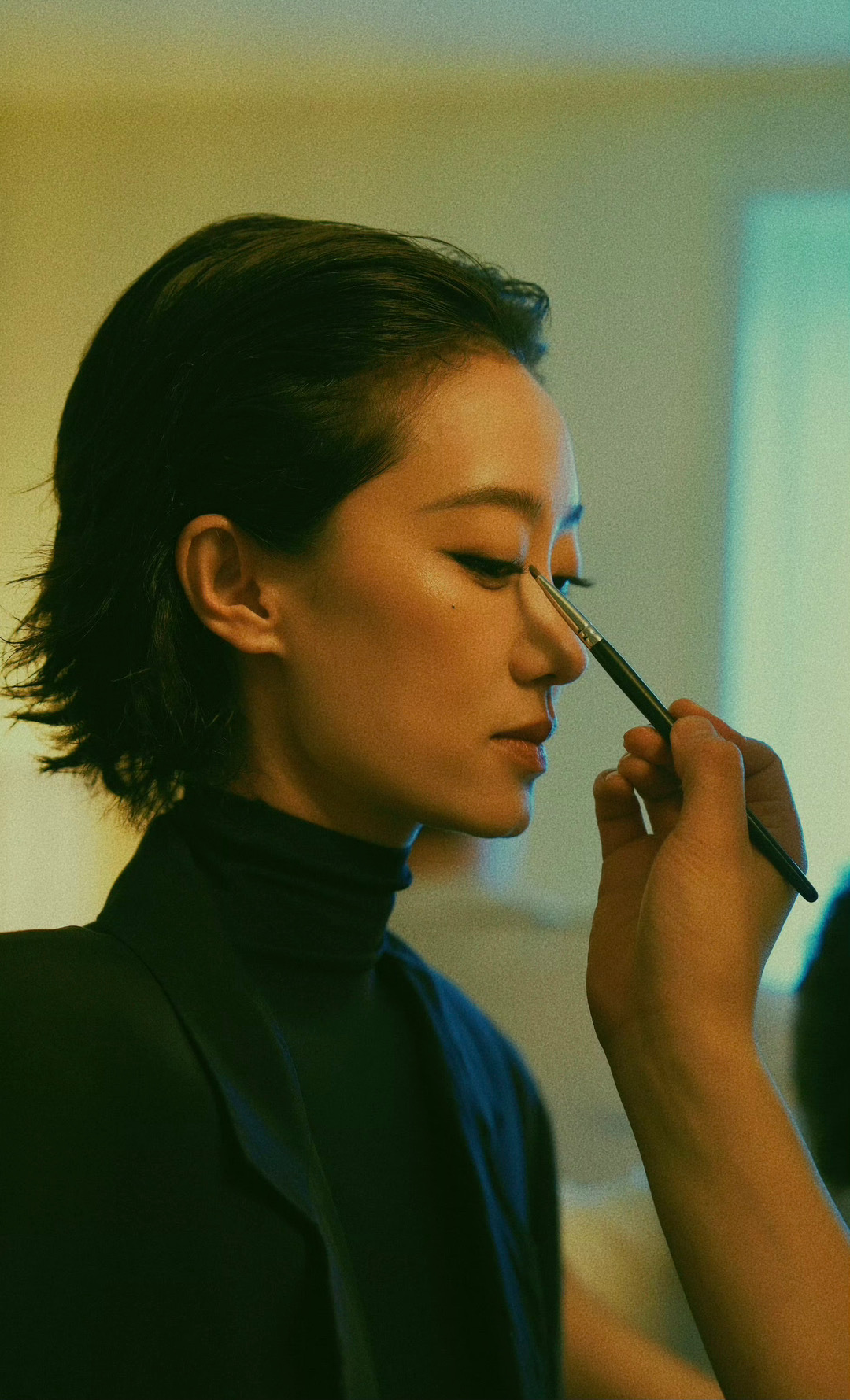 #张小斐妆容 张进#谁懂啊，这居然是张小斐！姐是换赛道了么，烟熏妆造型在巴黎世家