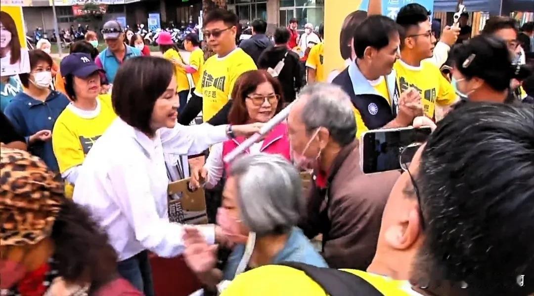 柯志恩想学韩国瑜，另辟蹊径赢得高雄市长选举。

柯志恩宣传穿衣服不带蓝色，她的团