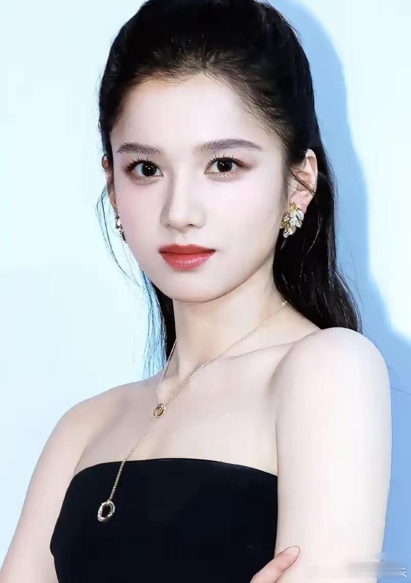为什么张婧仪能频繁接到女主剧本？原因其实很简单。不是她背景硬，也不是她美得有多惊