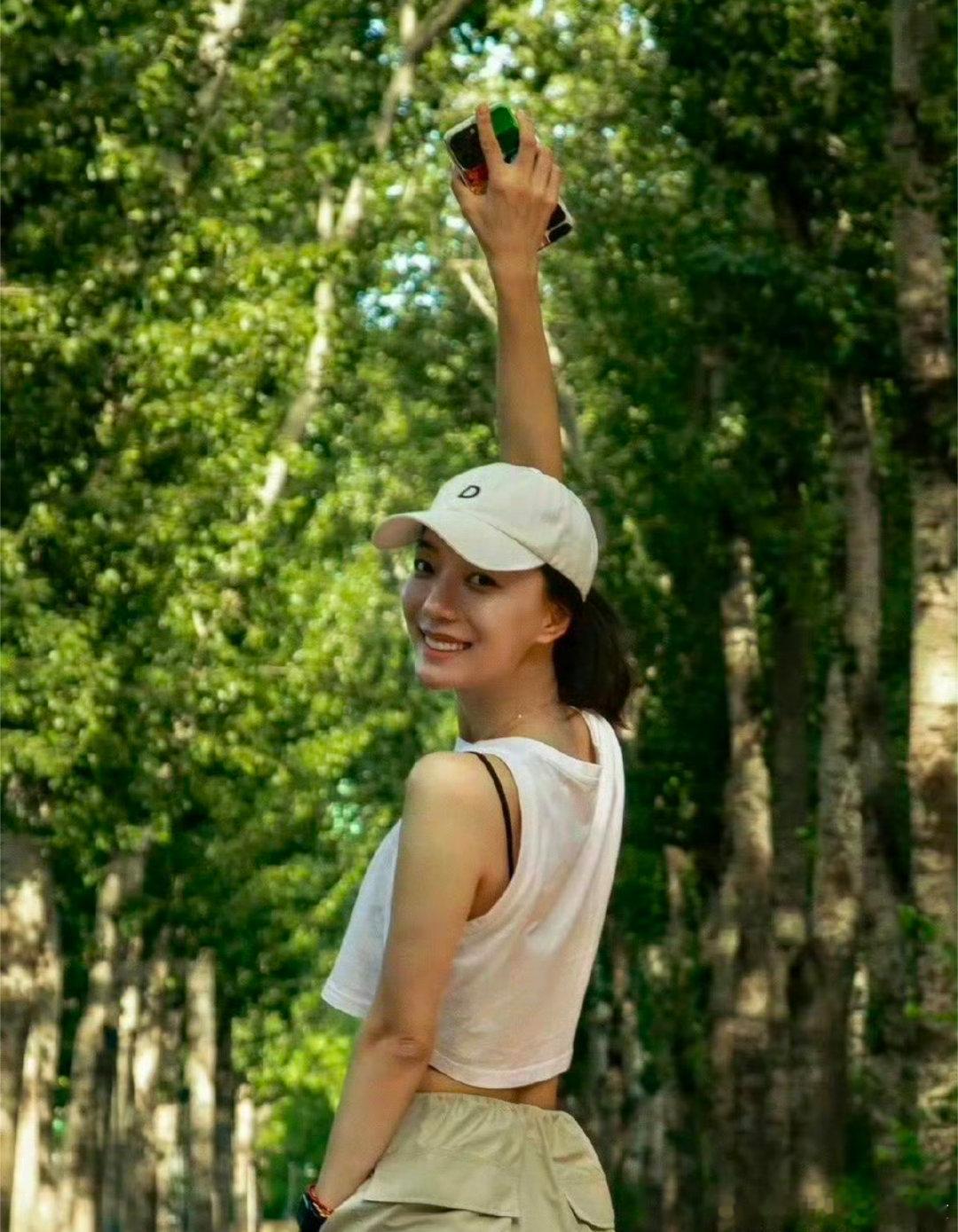 王珞丹 活着哪有什么高低贵贱 我觉得王珞丹真的很乐观，她一定很热爱生活吧！很积极