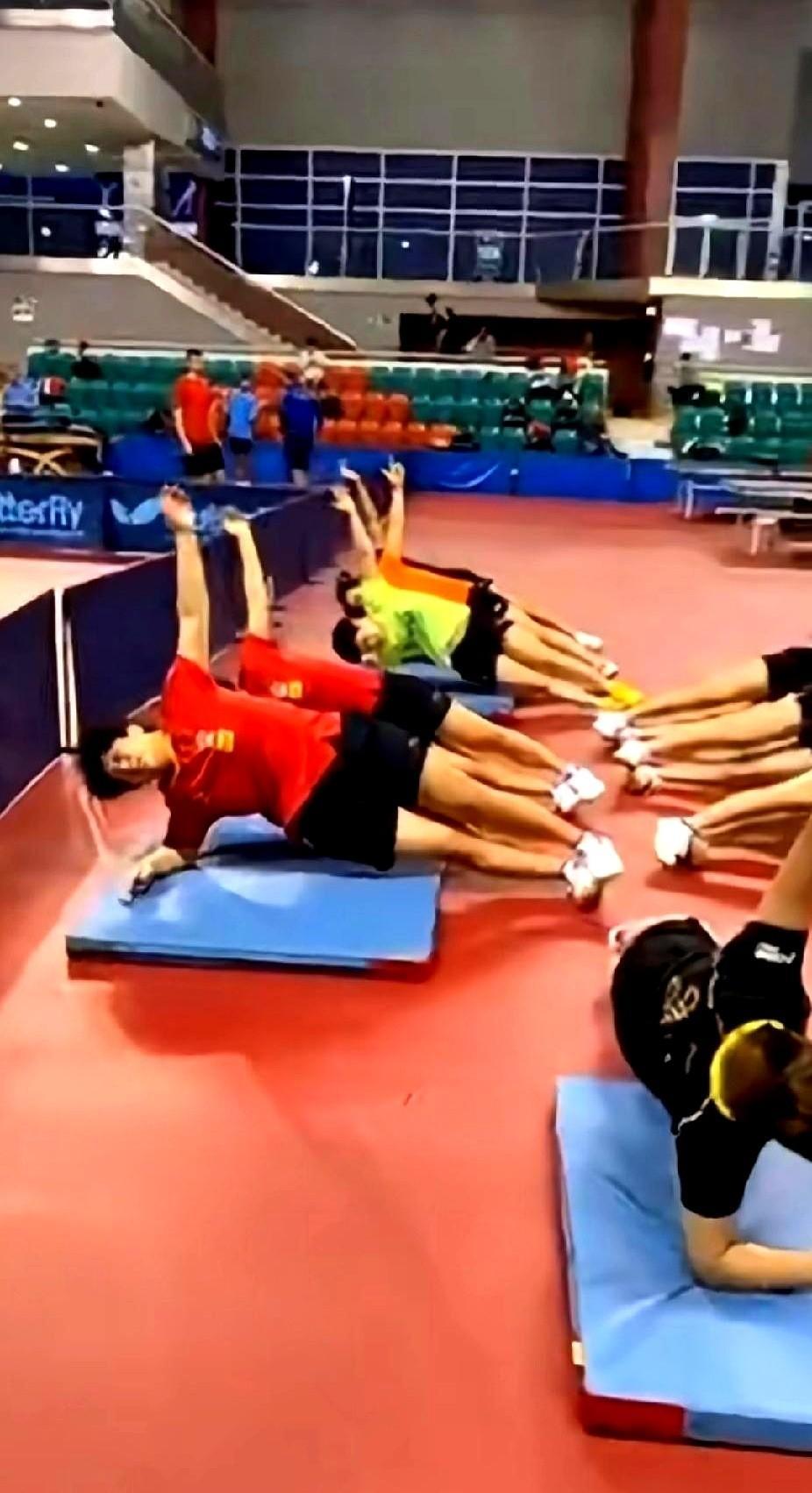 他们不是在练球，是在练命。
孙颖莎趴地上两分钟没动，樊振东喘得像破风箱，王楚钦T