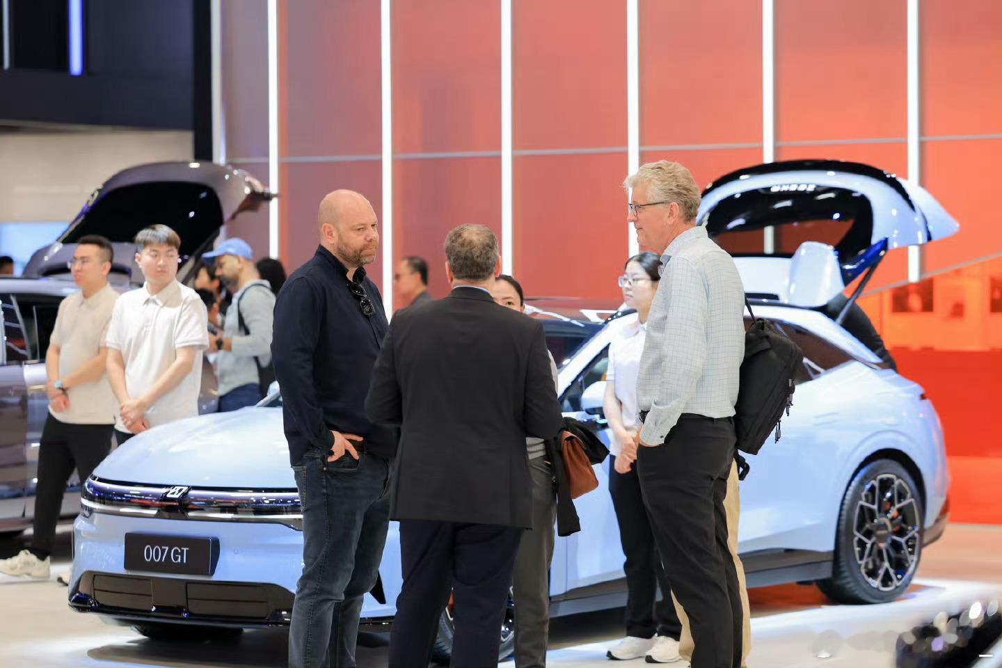 极氪国际范2026北京车展，极氪展台直接被外国友人挤爆了。路透社、彭博社、BBC