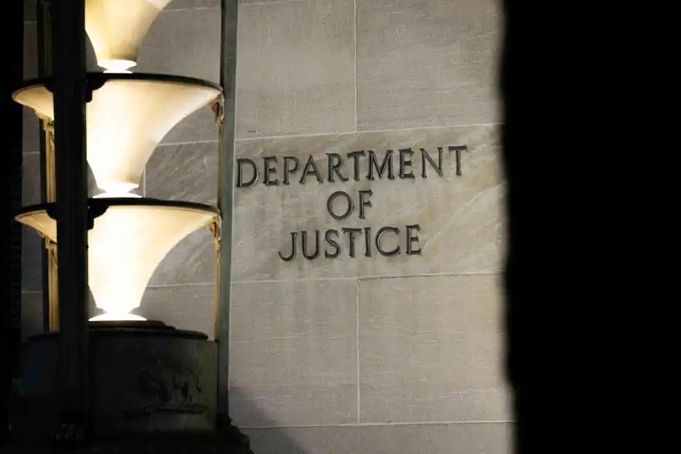 美国司法部栽大跟头了，万万没想到，居然是被自己内部的人盯上调查，闹得满城风雨，而