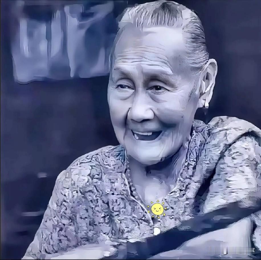 七个鬼子，把她围在河边。枪都扔了，开始解裤腰带。他们以为，这下稳了，一个女人而已