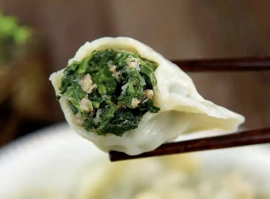 今天是入伏第一天，都说“头伏饺子二伏面，三伏烙饼摊鸡蛋”可今天来到了北京忙工作，