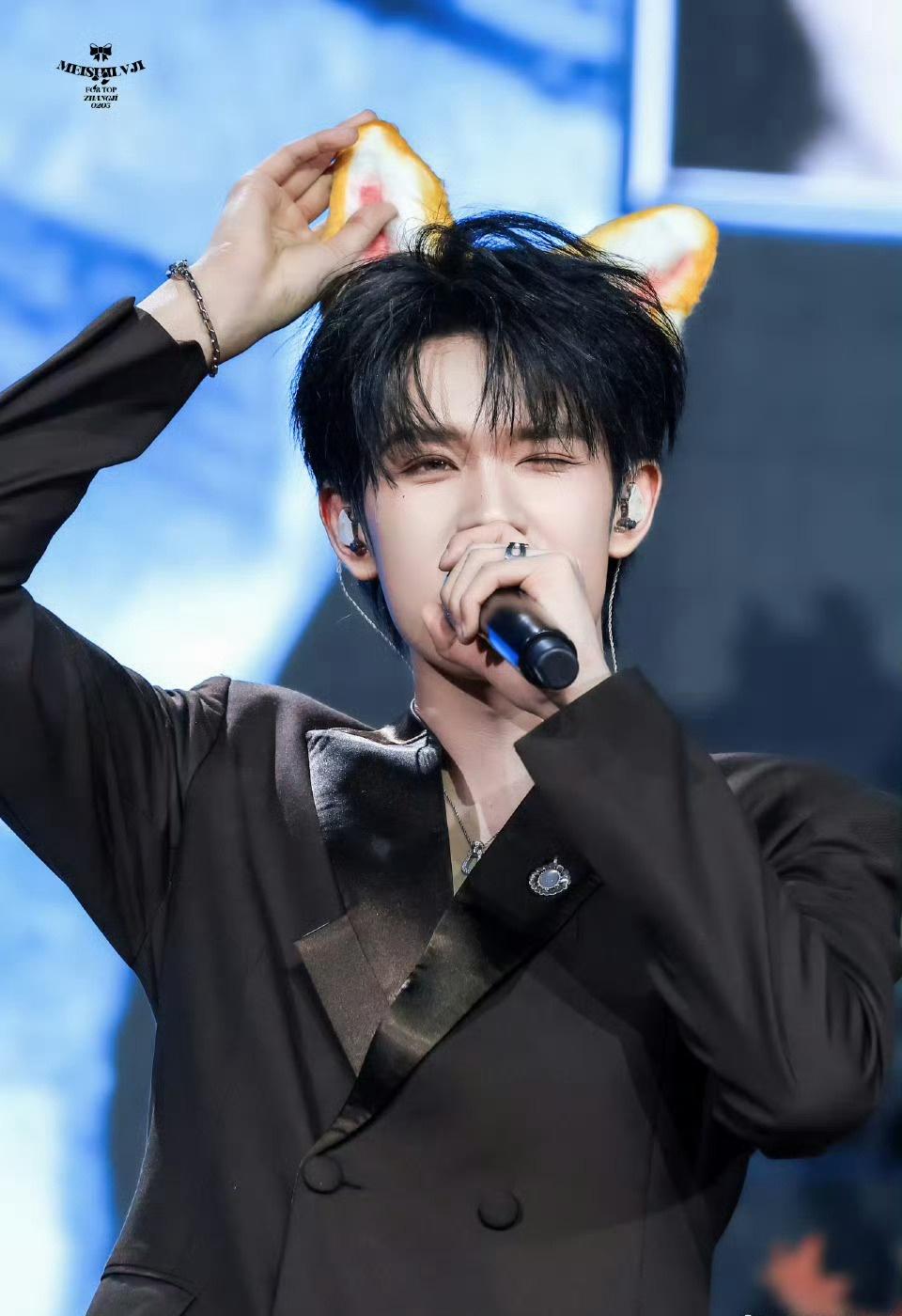 顶级配置平民吃法，张极这是把接地气玩到了极致，看他吃得这么香，感觉猪脚饭都变香了