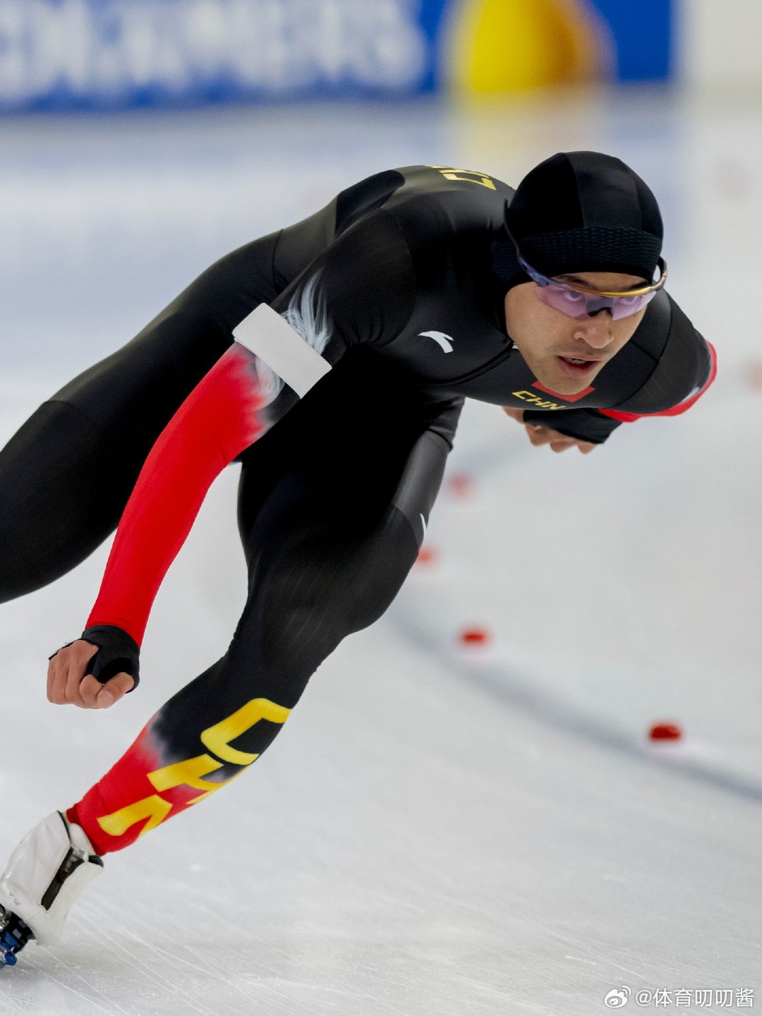 宁忠岩亮相速滑世锦赛 速度滑冰短距离和全能世锦赛在荷兰海伦芬拉开大幕，奥运冠军率