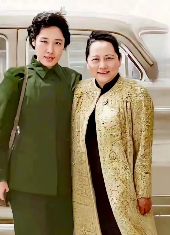 一张1961年的合影，藏着两位传奇女性的默契。宋庆龄，中山公园阳光下，旗袍素雅，