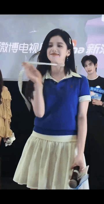 宋威龙会不由自主的靠近张婧仪，会在身后痴痴傻傻的看着张婧仪，看她站不稳会马上担心