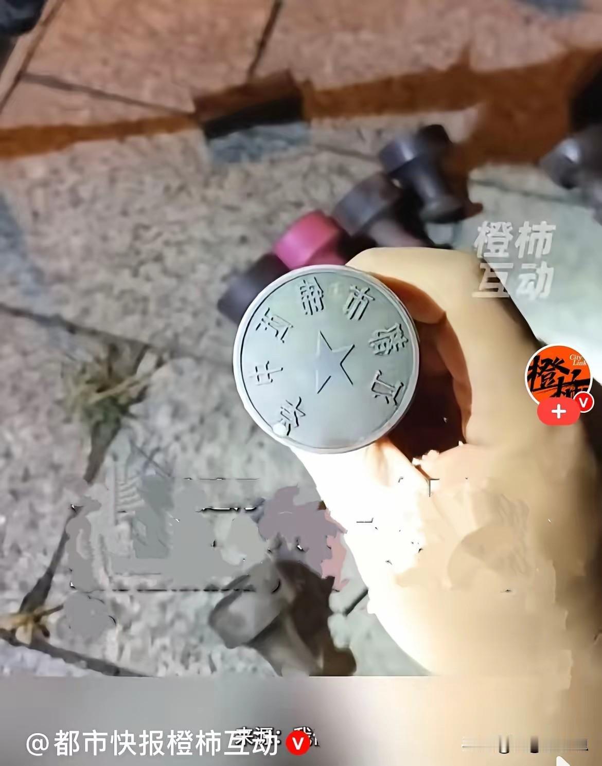 江苏扬州一位钓友在河边垂钓，钓着钓着鱼竿突然特别沉，钓友心里还挺开心，以为钓上了