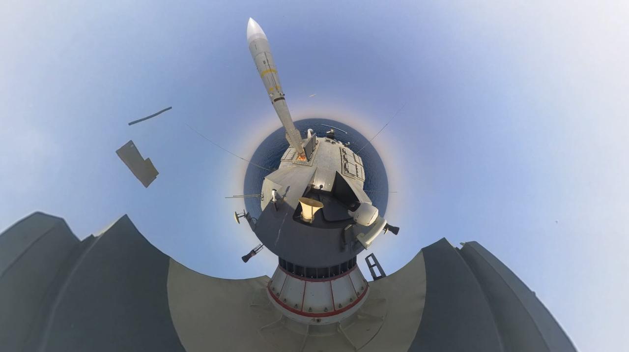 伊朗首次放出苏莱曼尼级双体导弹舰上的大尺寸垂发发射舰空导弹的画面， 该舰配备大尺