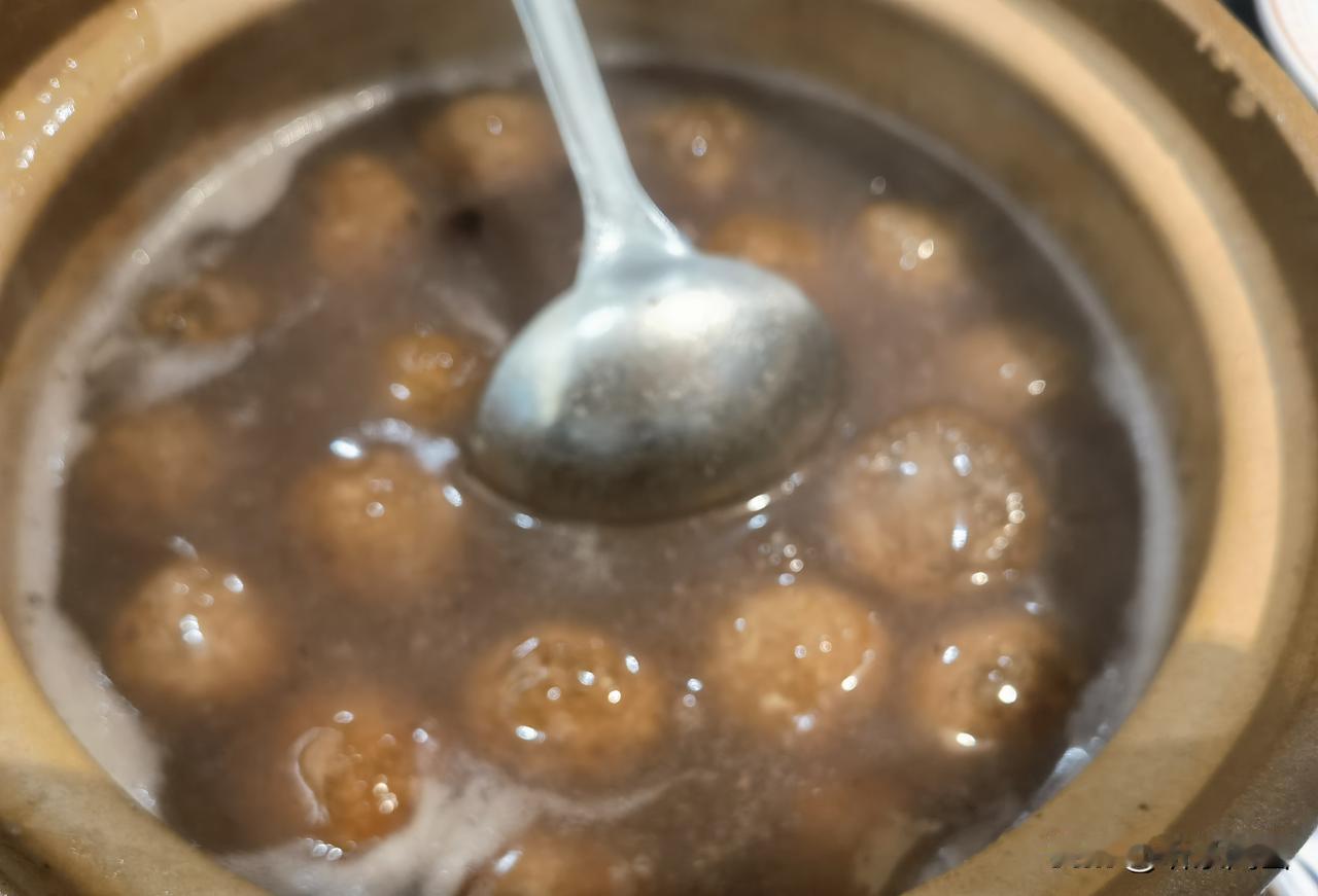 暖心暖胃的藕粉圆
一口一个幸福感
7号过生日
老婆做了一砂锅
轻舀一勺
晶莹的藕