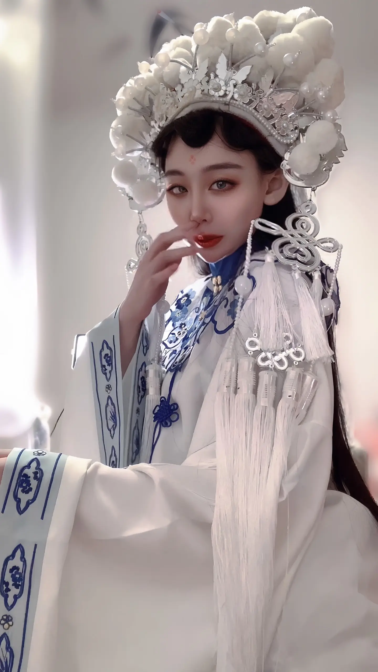 50岁依然保持好状态之。神仙也爱扣点鼻子  在想为什么公子指的是一个人...