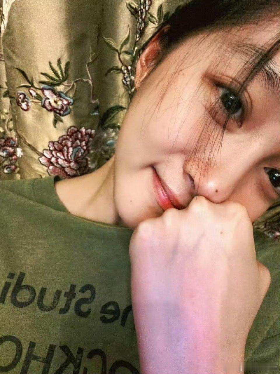 关晓彤双眼皮，美女无论怎么样都是美女 关晓彤的眼睛自带灵性特别清纯永远的女大