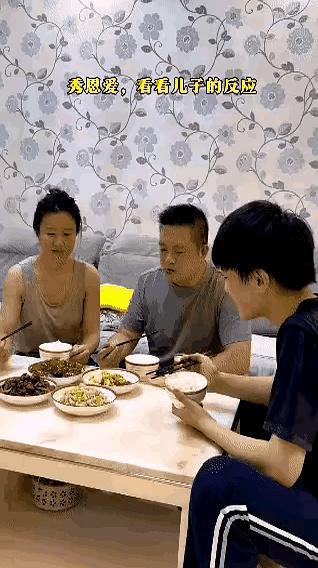 当着儿子撒狗粮的爸妈，你见过吗？
那天饭桌上，妈不自己夹肉，冲老公软糯一句：老公